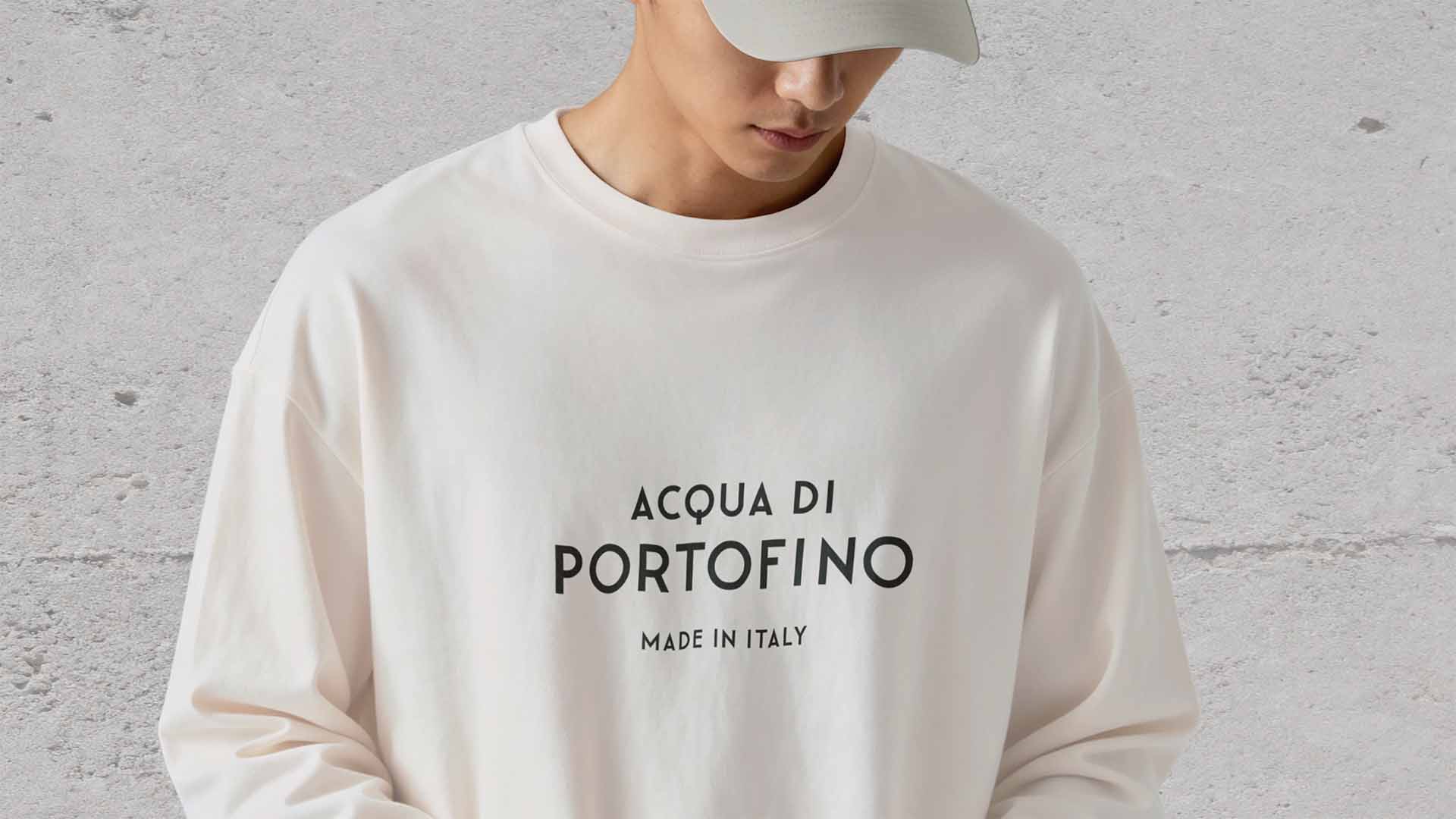 Off-white cotton crewneck sweatshirt printed with black Acqua di Portofino Made in Italy logo text.
